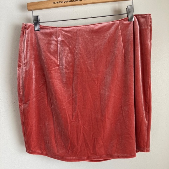 New Abercrombie and Fitch women’s velvet miniskirt - Picture 4 of 6